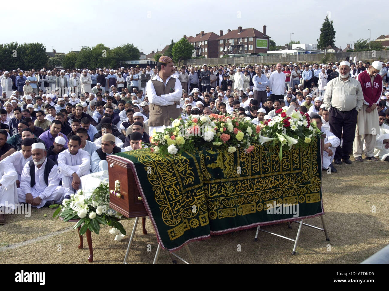 La Communaute Musulmane A L Enterrement D Un Jeune Homme Au Royaume Uni Photographie Par Ian Miles Photo Stock Alamy