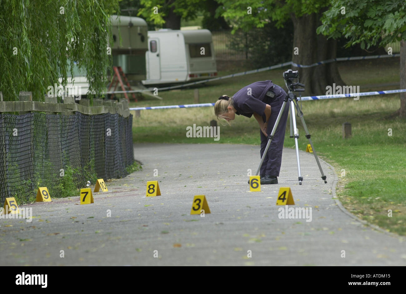 Scène de crime team examine les preuves UK Banque D'Images