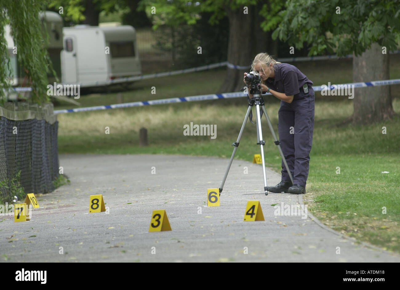 Scène de crime team examine les preuves UK Banque D'Images