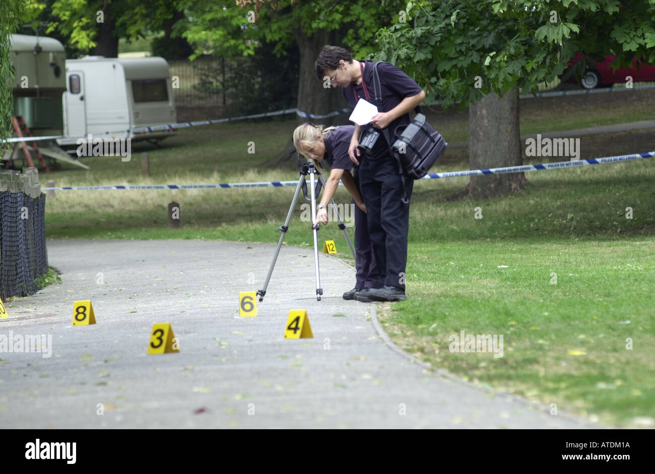 Scène de crime team examine les preuves UK Banque D'Images