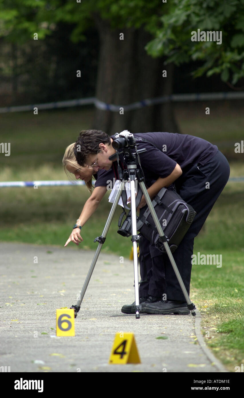 Scène de crime team examine les preuves UK Banque D'Images