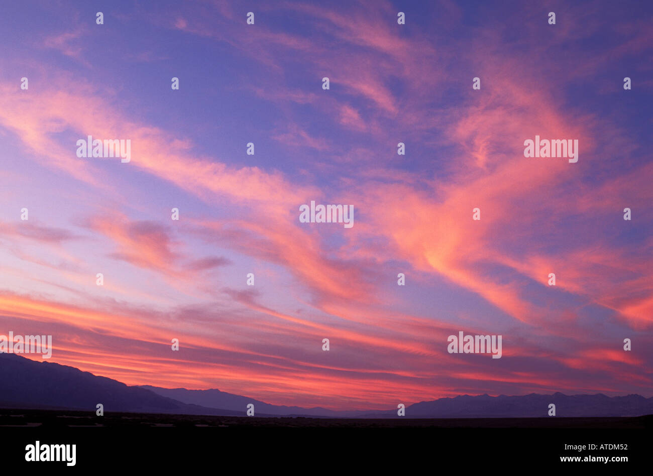 Coucher du soleil Ciel avec nuages cirrus sur la vallée de la Mort Death Valley National Park Californie Banque D'Images