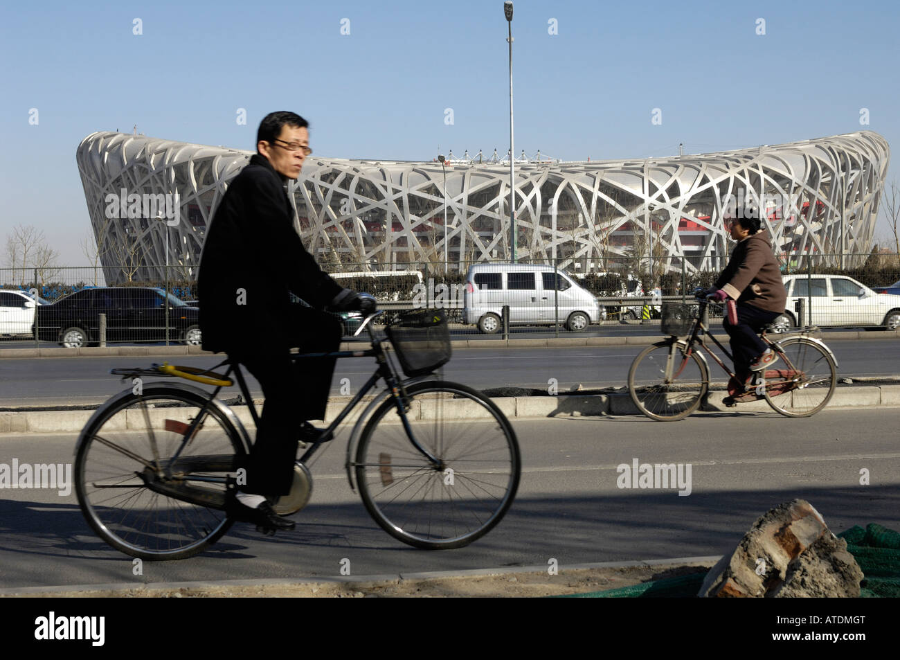 Les cyclistes chinois passé Stade national pour les Jeux Olympiques de Beijing 2008 27-Feb-2008 Banque D'Images Les cyclistes chinois passé Stade national pour les Jeux Olympiques de Beijing 2008 27-Feb-2008 Banque D'Images