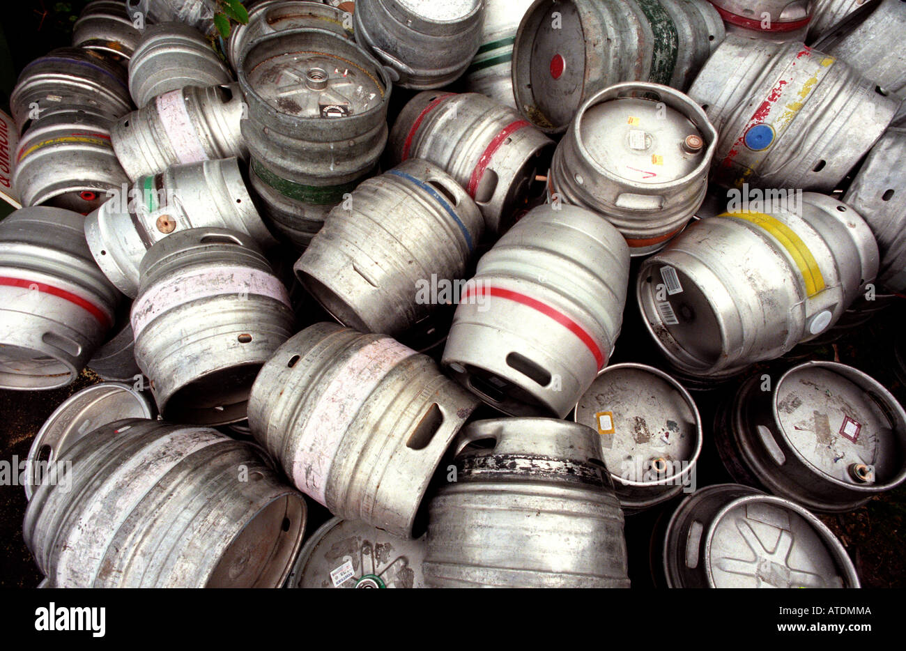 Barils de bière en aluminium vides collection attendent et remplissage d'un pub à Shoreham sur Mer à West Sussex Banque D'Images