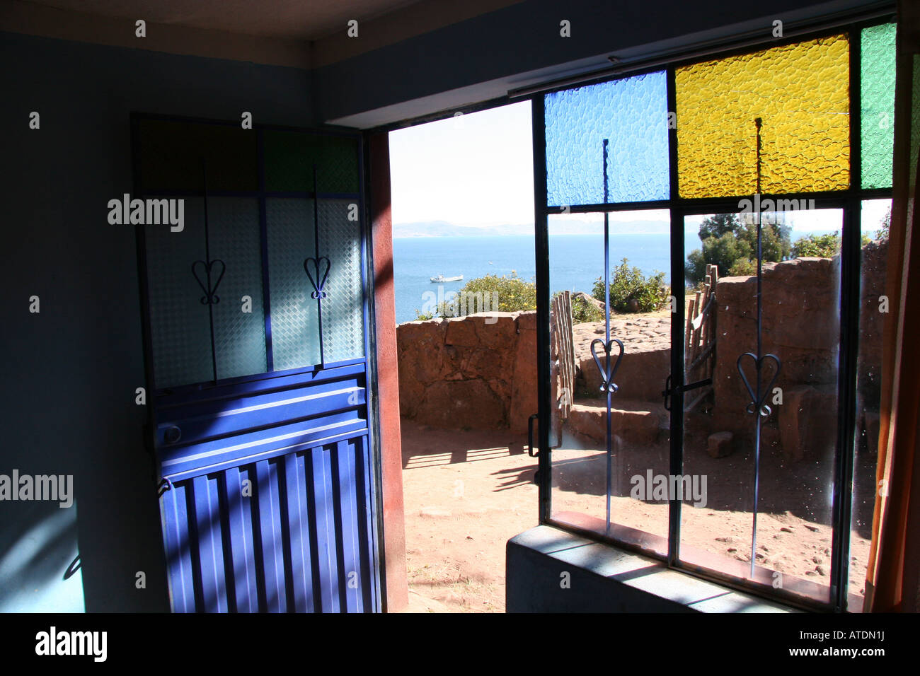 À l'intérieur d'un magasin avec porte ouverte et de la lumière du soleil à affluer sur l'île de Taquile Lac Titicaca au Pérou Banque D'Images