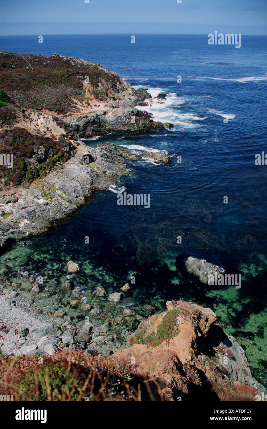 La côte de Big Sur en Californie, est connue pour ses paysages pittoresques falaises déchiquetées robuste plonger dans l'océan Pacifique Banque D'Images