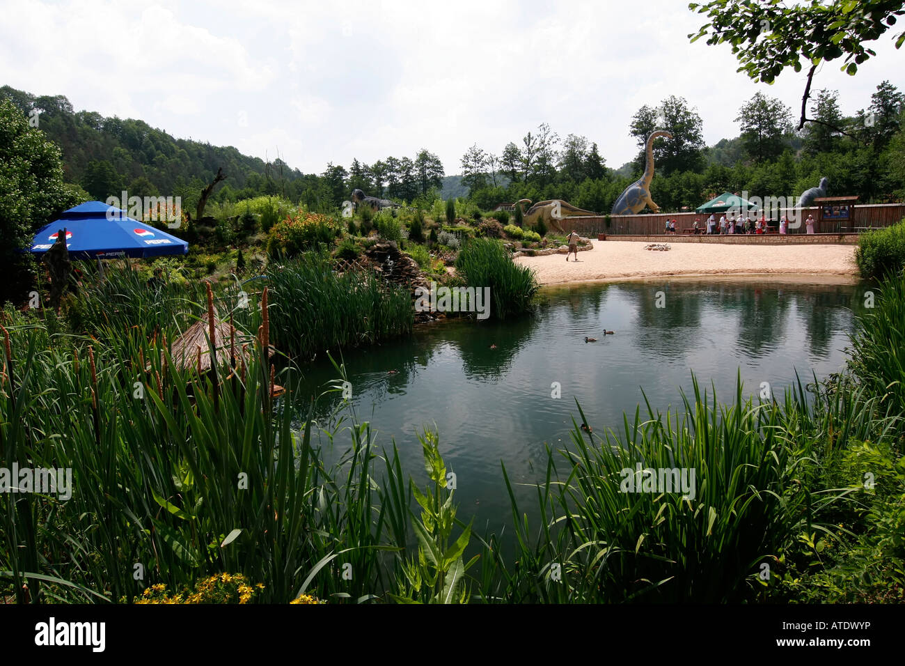 Parc à thème dinosaure, étang Banque D'Images