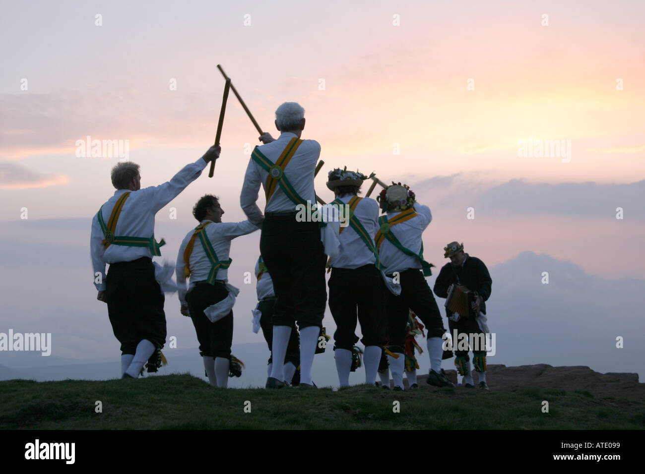 Chapelle en le Frith Morris Men l'exécution de l'aube du premier mai rituel dans le Derbyshire Banque D'Images