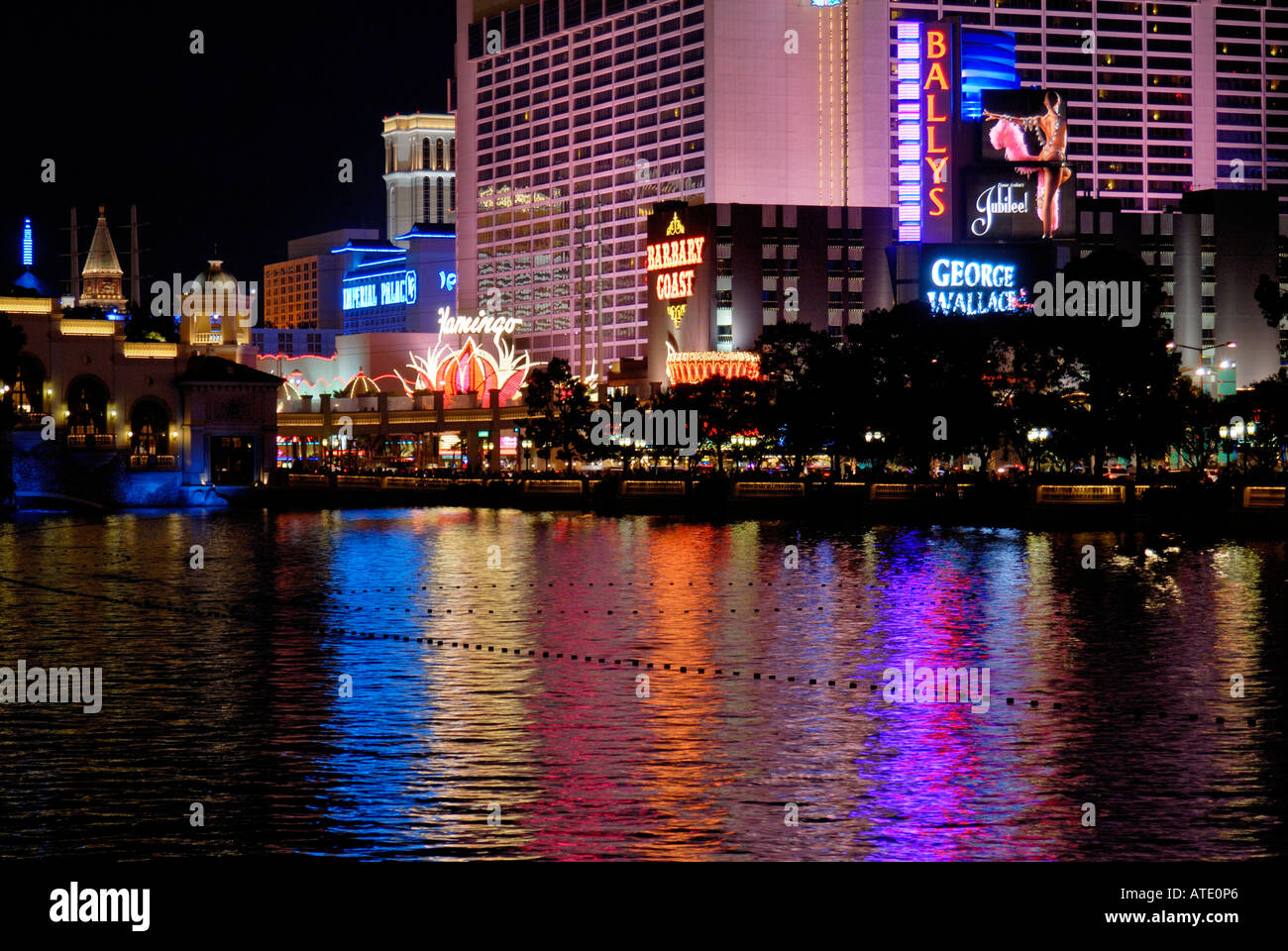 Les lumières de Las Vegas Boulevard reflétant sur l'eau Las Vegas NEVADA USA Banque D'Images