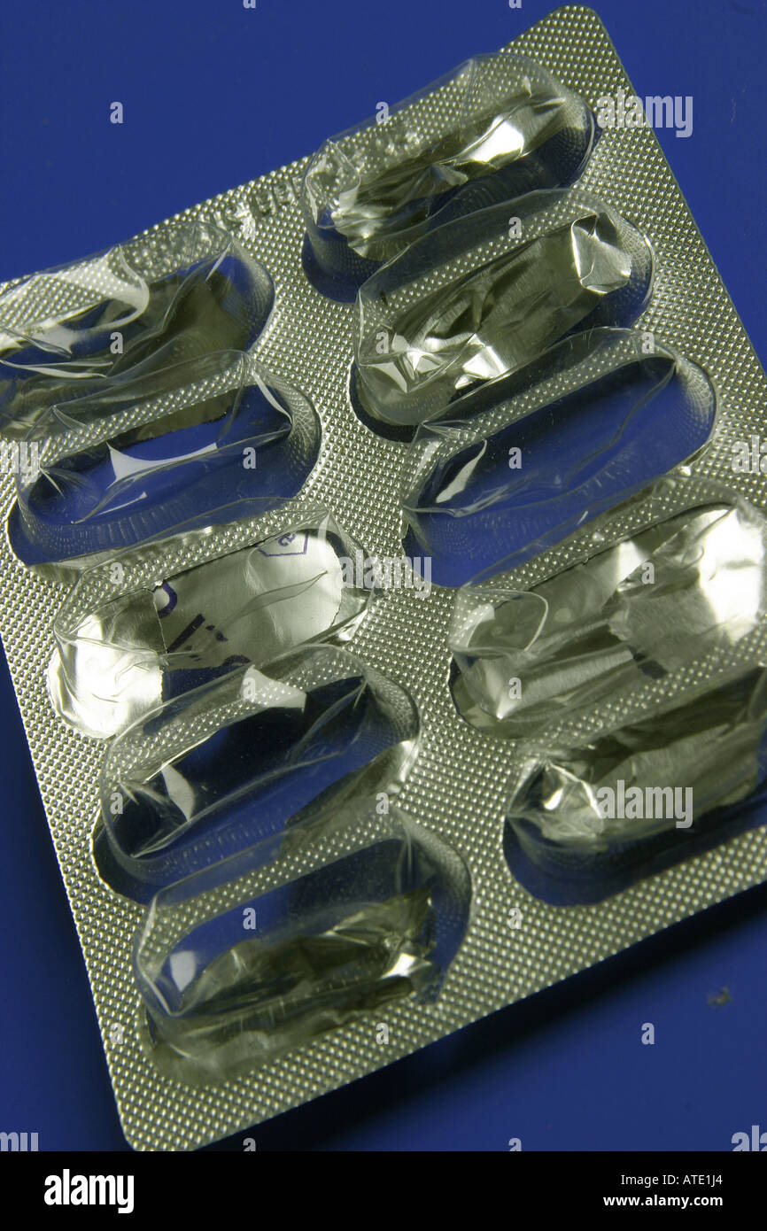 Le Supplément de santé vitamine distributeur d'aluminium utilisé vide sur fond bleu Banque D'Images