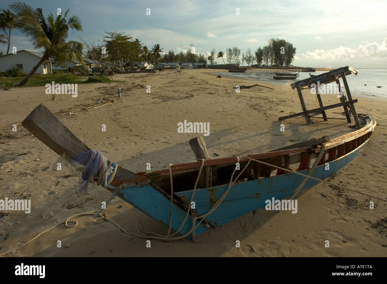 Un bateau de pêche épave est enterré sur la moitié gauche de baan nam kheng, Thaïlande après le tsunami de 2004. Banque D'Images