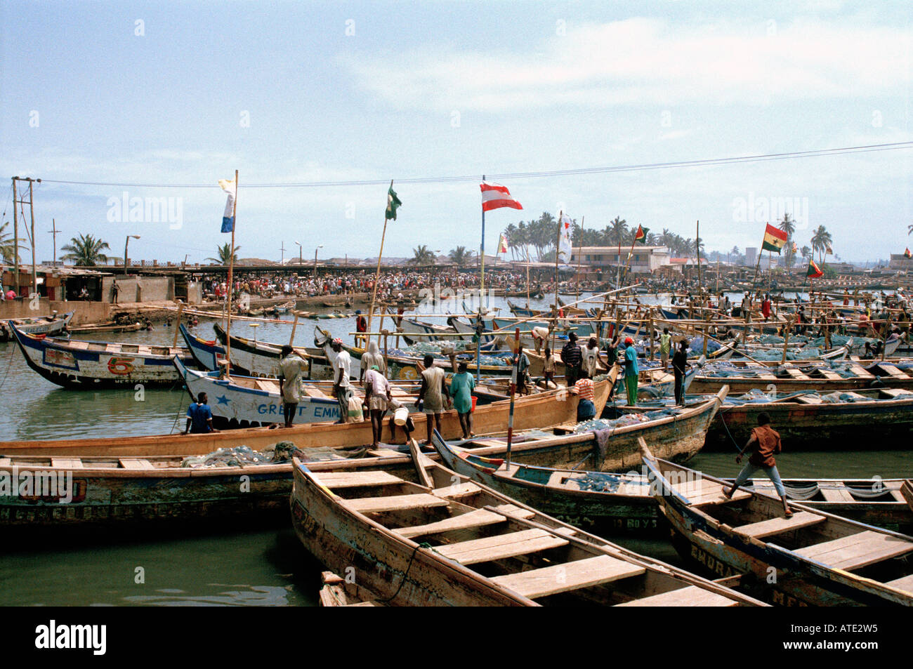 Bateaux de pêche au port. Elmina au Ghana.L'Afrique de l'Ouest. Banque D'Images