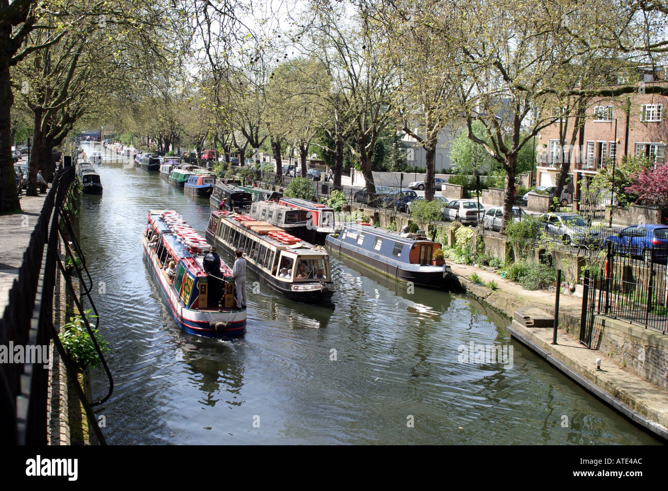 Bateau étroit sur le canal à la petite Venise à Londres Banque D'Images