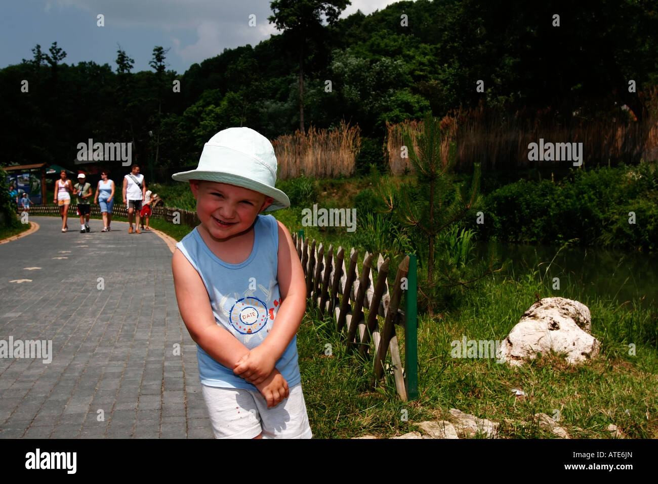 Parc à thème dinosaure enfant rester près de la barrière Banque D'Images