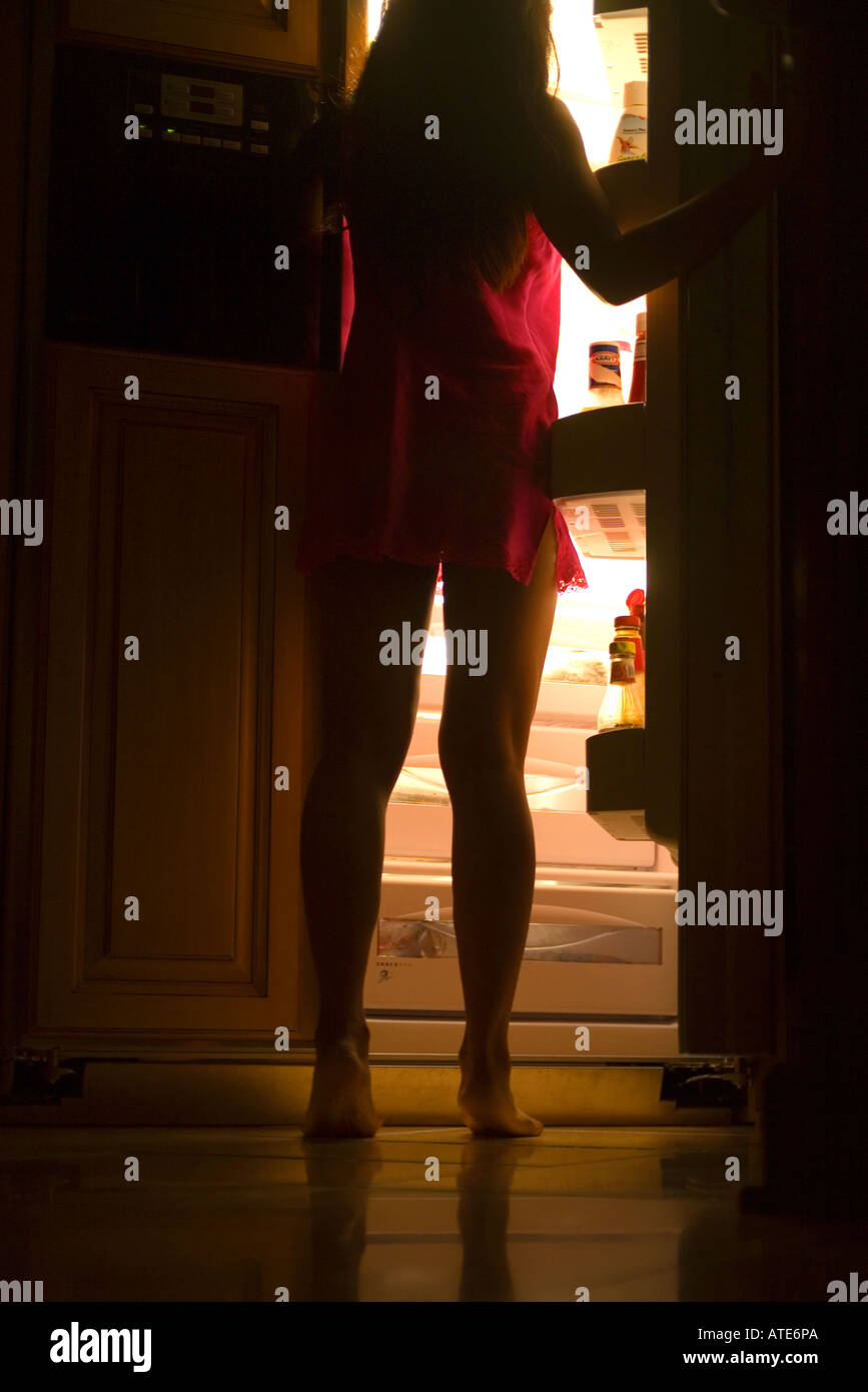 Une femmes qui reçoivent une collation de minuit Banque D'Images