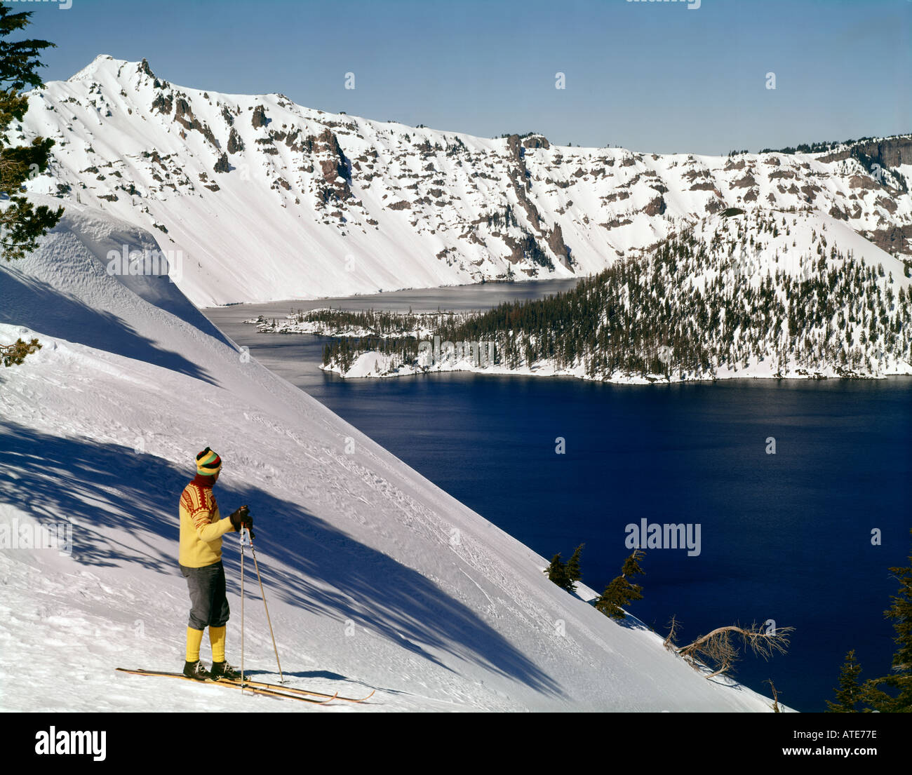 Crater Lake National Park dans l'Oregon où une skieuse jouit de la vue d'hiver de l'île et l'Est de l'Assistant de RIM Banque D'Images