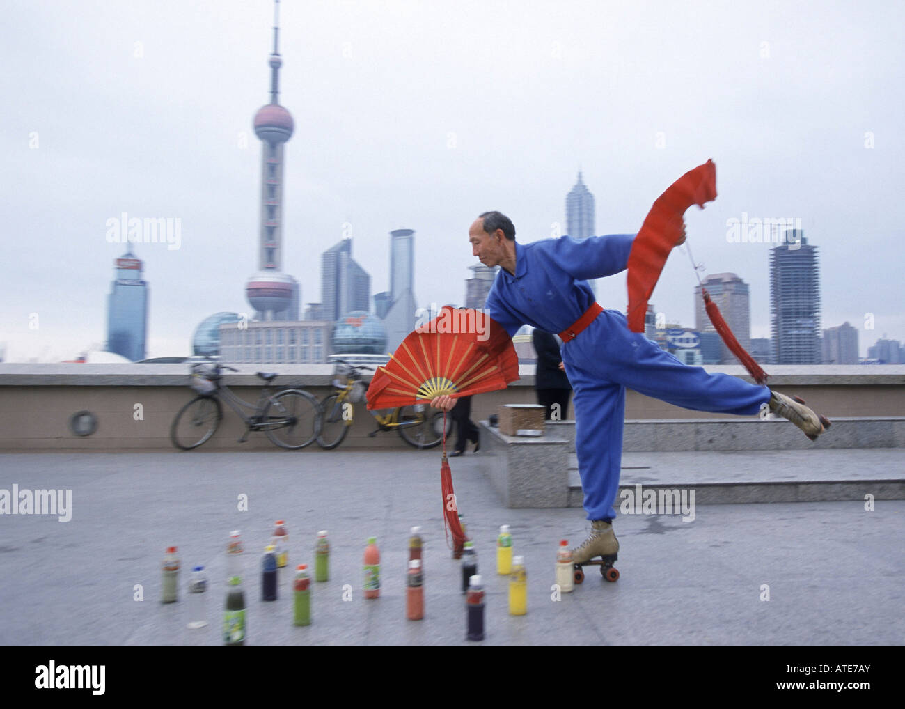 Un vieil homme sur patins à roulettes, Shanghai, Chine Banque D'Images