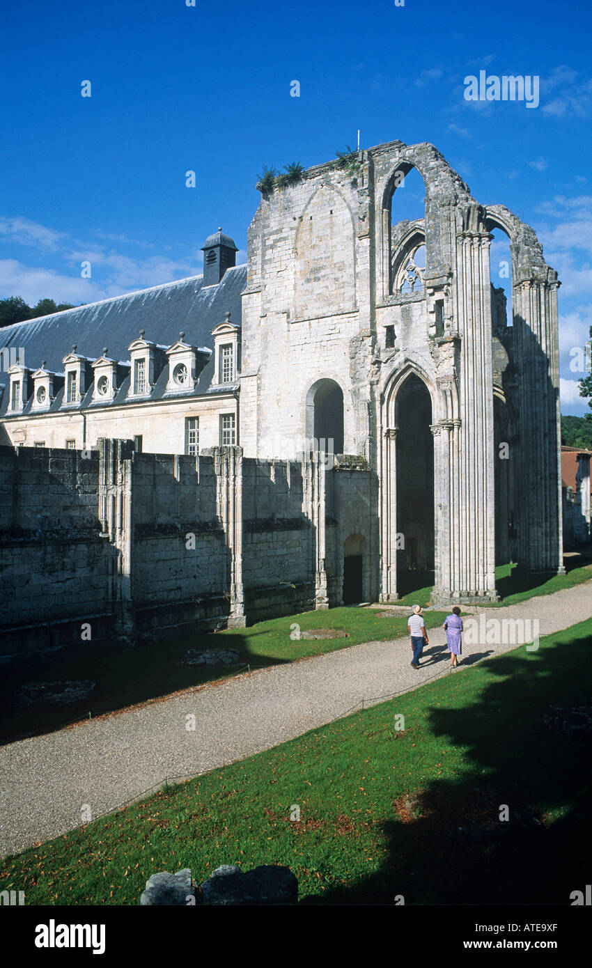 Détail d'un article de la ruine ancienne abbaye de St Wandrille un témoignage de la continuité de l'ordre des bénédictins en Normandie depuis les temps anciens Banque D'Images