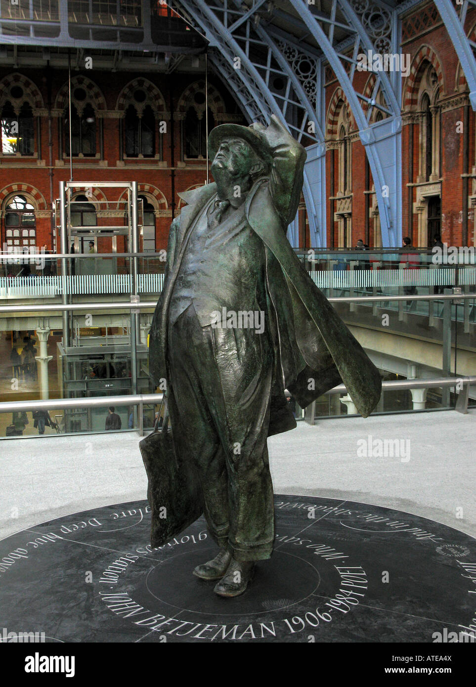 La figure de John Betjeman, St Pancras, Londres, Angleterre, Royaume-Uni, Europe Banque D'Images