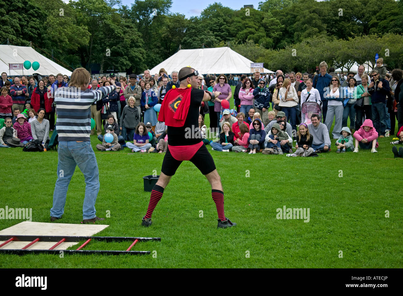 Artiste de rue divertit en costume de super héros au Edinburgh Fringe Dimanche, Écosse, Royaume-Uni, Europe Banque D'Images