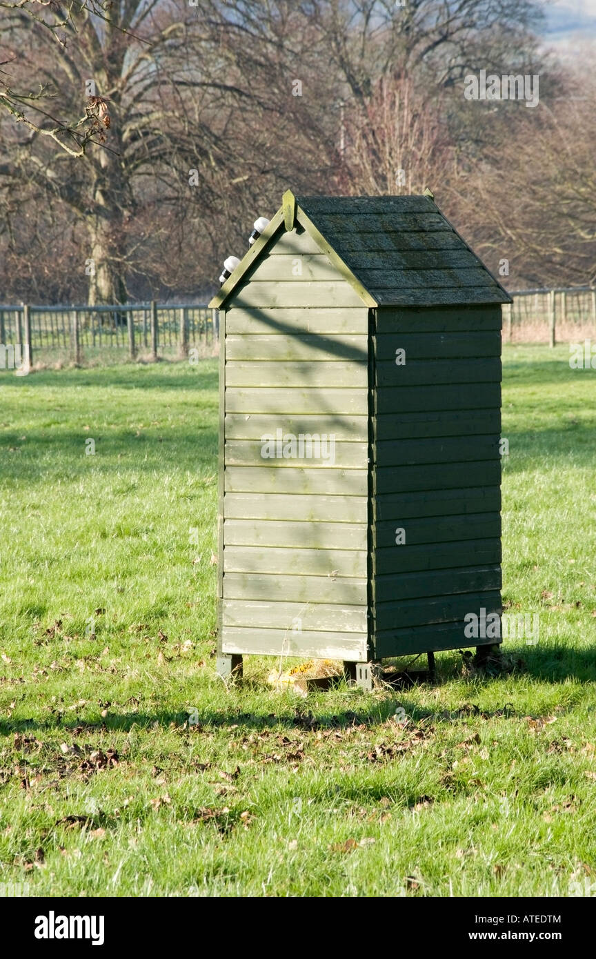 Un jardin hangar en bois avec des planches dans une cour Banque D'Images