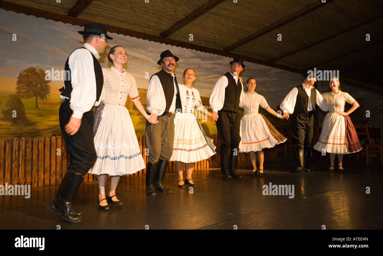 Le groupe de danse folklorique "omjan' effectuer dans une csarda (taverne) traditionnel hongrois à Budapest / Hongrie Banque D'Images