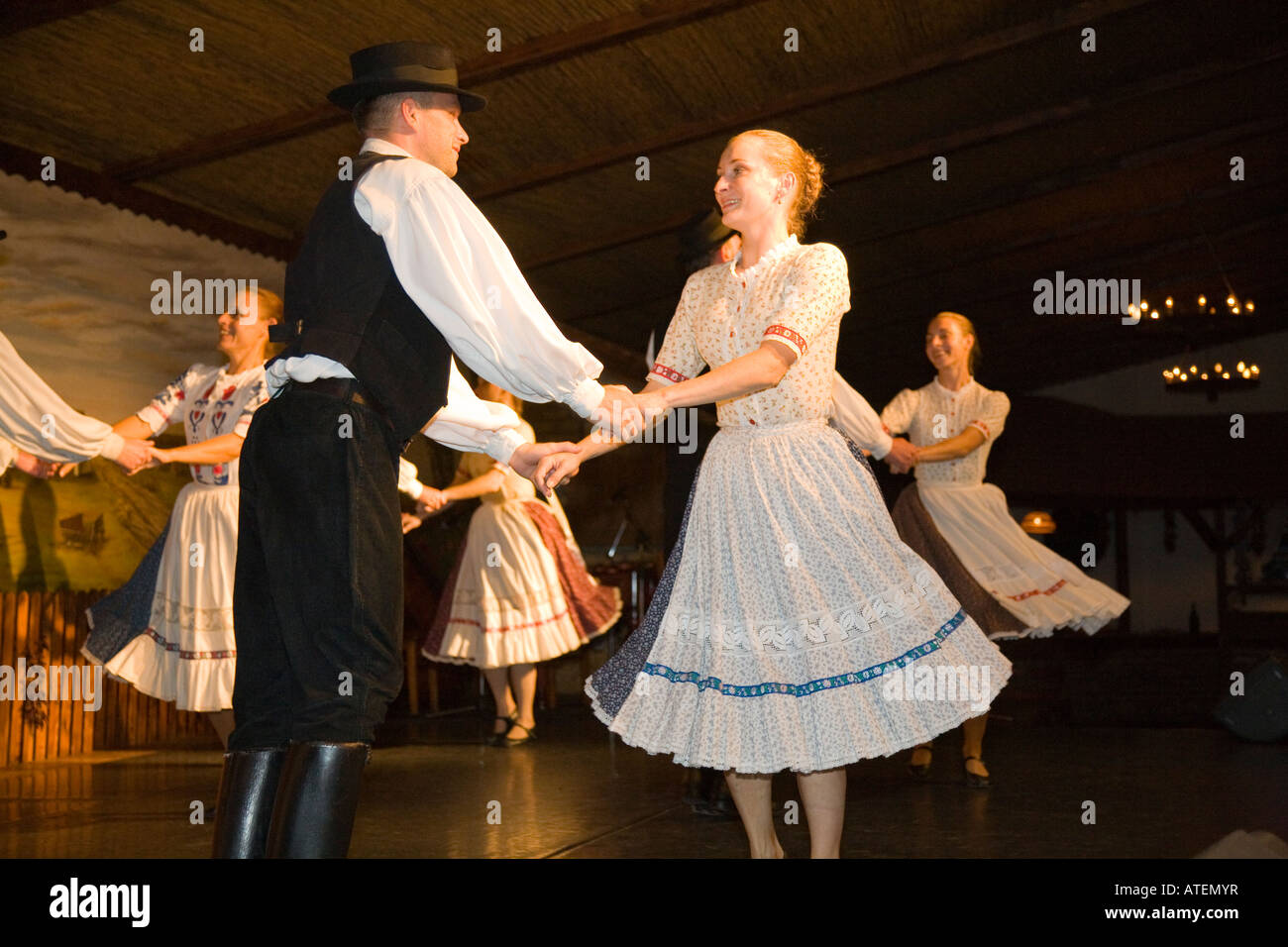 Le groupe de danse folklorique "omjan' effectuer dans une csarda (taverne) traditionnel hongrois à Budapest / Hongrie Banque D'Images