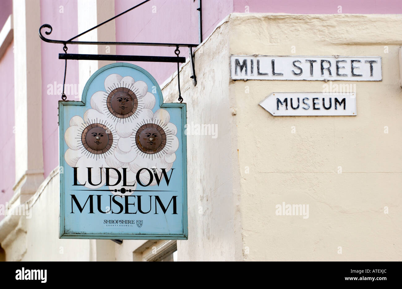 Mur suspendu signe pour Musée Ludlow Shropshire England UK Banque D'Images