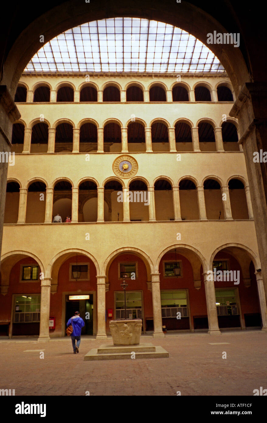 Vénitien élégant bâtiment du bureau de poste, avec les séries d'arches arcades & toit en verre lumineux Venise Vénétie au nord-est de l'Italie du Nord Banque D'Images