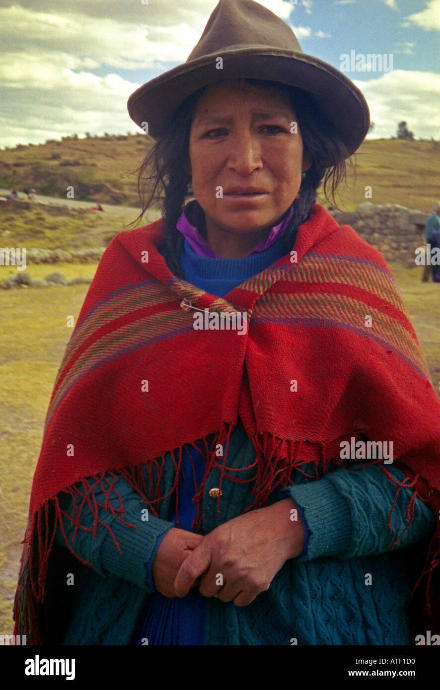 Jetant un coup d'femme autochtone dans des vêtements traditionnels colorés Valle Sagrada Vallée Sacrée Cuzco Pérou Amérique Latine du Sud Banque D'Images