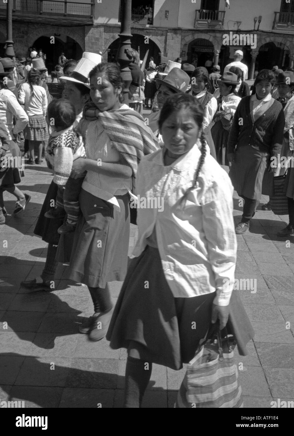 Les populations autochtones du groupe de femmes enfants recueillir place publique de marche de protestation mars Cuzco Pérou Amérique Latine du Sud Banque D'Images