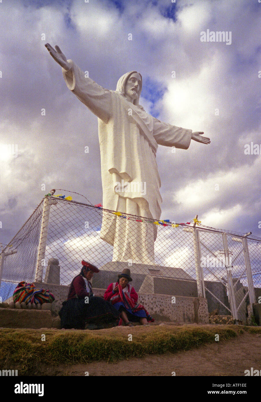 Refuge des femmes autochtones2 Paire de pieds assis statue du Christ Jésus énorme clôture derrière Vallée Sacrée Cuzco Pérou Amérique Latine du Sud Banque D'Images