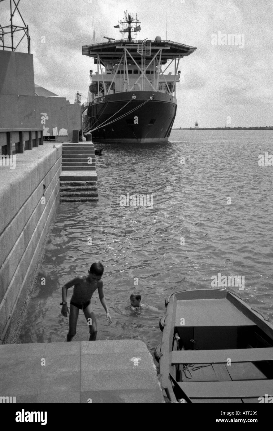 "Laissez faire" Vue panoramique mer baignade garçon enfants hydropanorama ferry port Pernambuco Recife Brésil Brasil Amérique Latine du Sud Banque D'Images