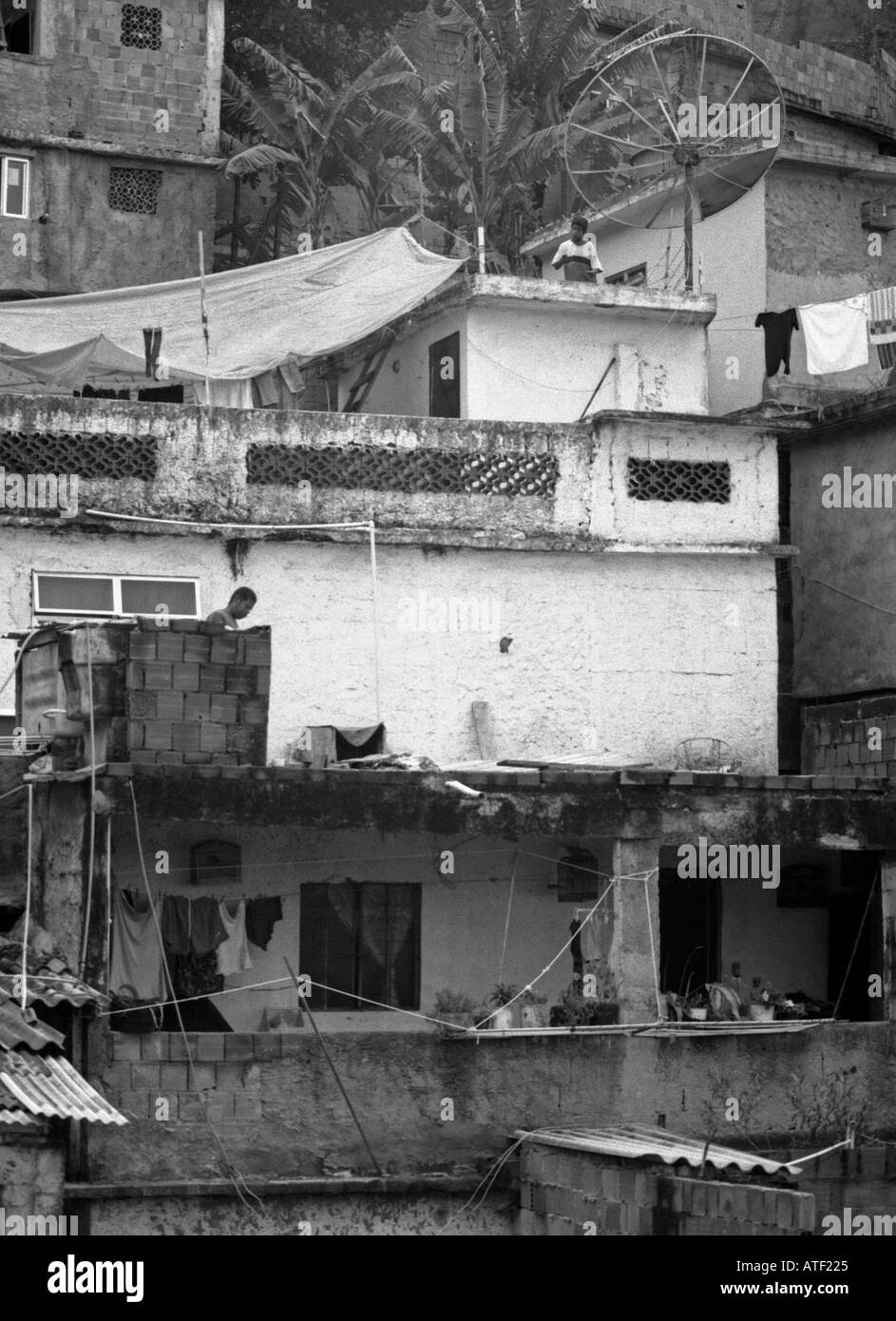 Vue panoramique de la colline de favela typiques demeures pente construit sur le dessus de l'autre Vidigal Rio de Janeiro Brésil Brasil Amérique Latine du Sud Banque D'Images