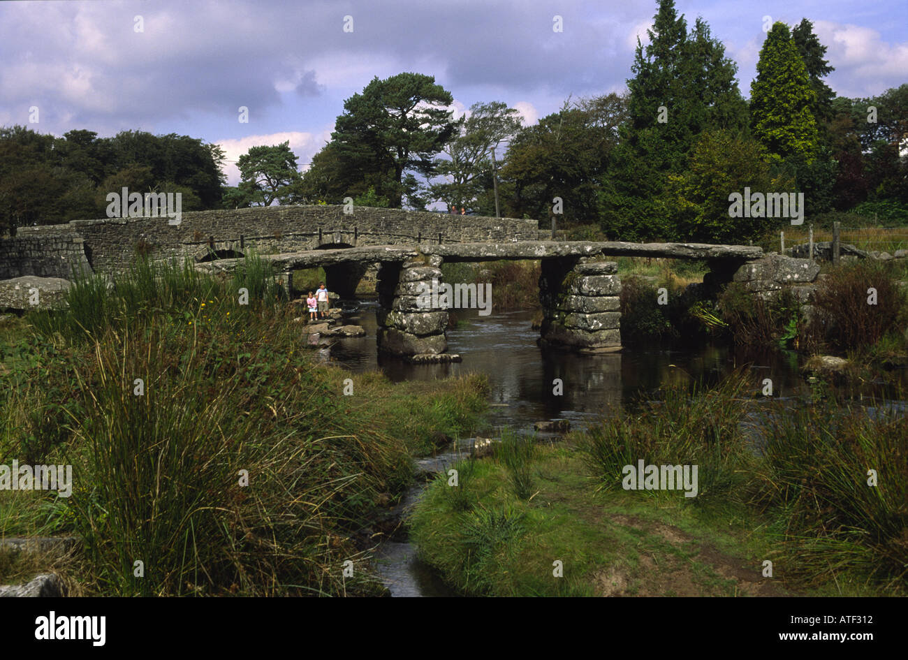 Deux ponts médiévaux Dartmoor Clapper bridge et Post Bridge England UK Banque D'Images