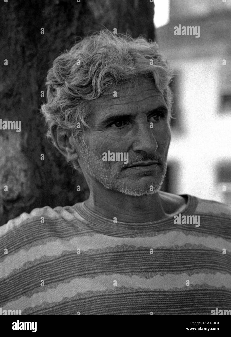 'Street' philosophe & Puissant portrait de intensif homme sénile pensif Paraty Rio de Janeiro Brésil Brasil Amérique Latine du Sud Banque D'Images