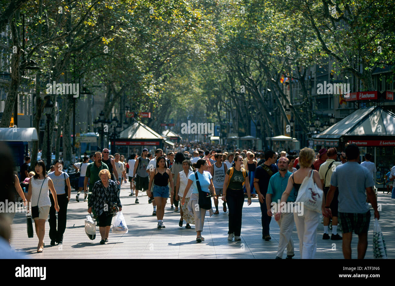 Scène de rue animée de Las Ramblas Barcelona Banque D'Images