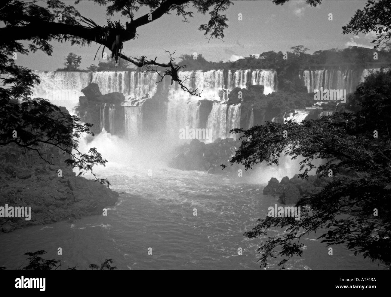 Puissant impétueux big énorme superbe magnifique cascade d'eau marron Foz do Iguazu Argentine Amérique Latine du Sud Banque D'Images