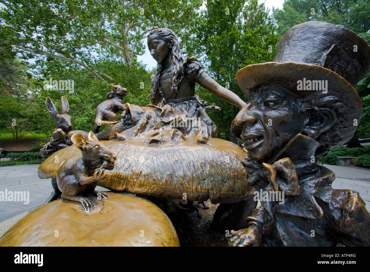 Marguerite Delacorte Memorial, Alice au Pays des Merveilles, Mad Tea Party, Sculpteur : José de Creeft, Central Park, Manhattan Banque D'Images