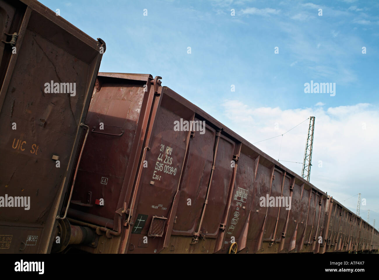 Les wagons de fret ferroviaire se déplaçant le long d'une voie de chemin de fer Banque D'Images