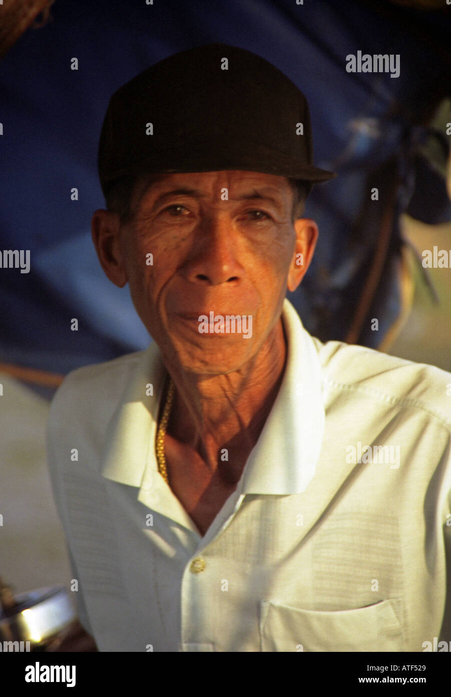 Portrait de puissant homme sénile pensif regardant intensément à l'appareil photo Huay Xai Laos Asie du sud-est Banque D'Images