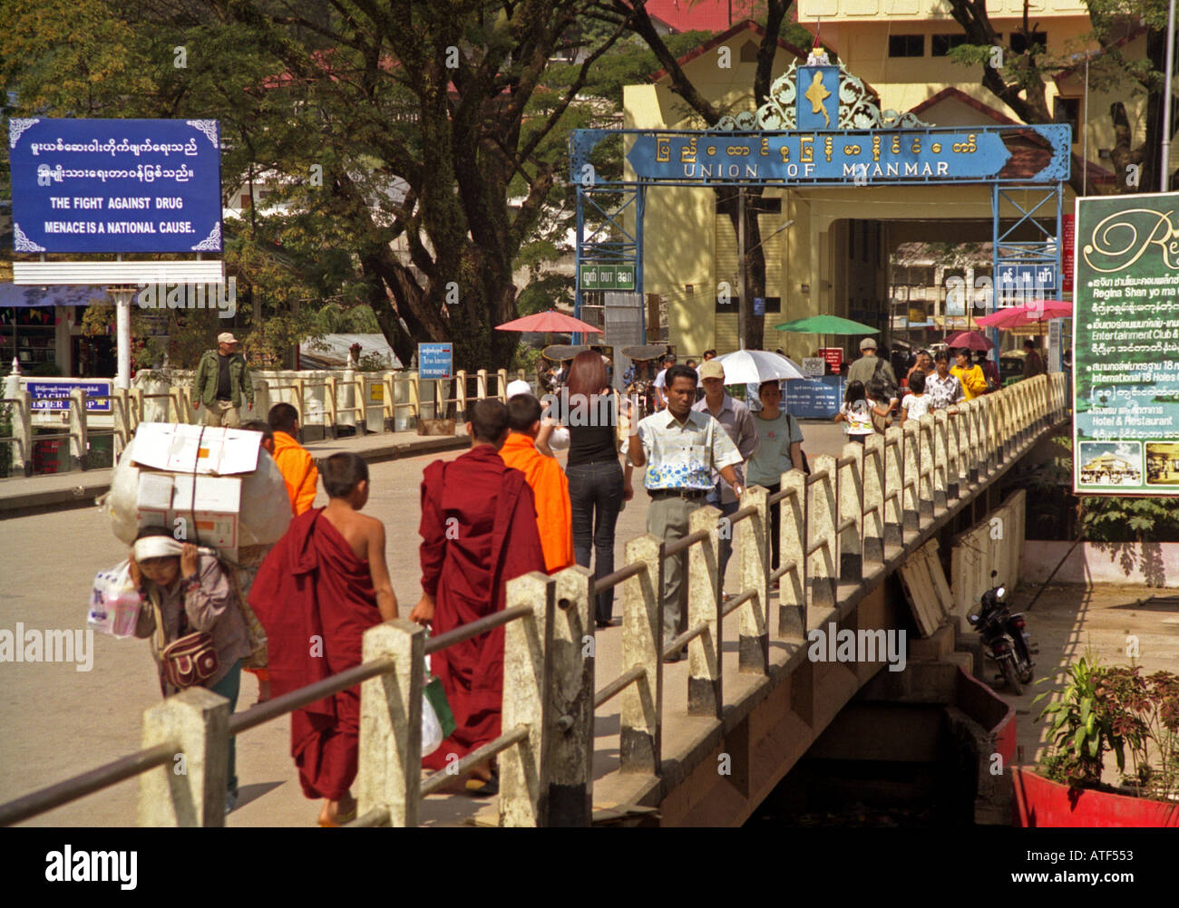 Pèlerinage de groupes de novices et les personnes qui traversent à pied in & out de frontière avec le Myanmar Mai Thaïlande Asie du sud-est de la SAE Banque D'Images