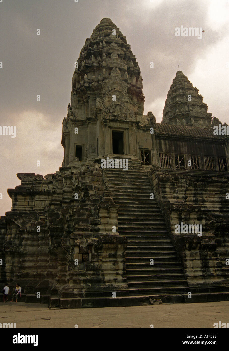 Big huge imposant massif impressionnant Hindu Temple Pyramide raide pierre & gens assis bas Angkor Vat Cambodge Asie du sud-est Banque D'Images