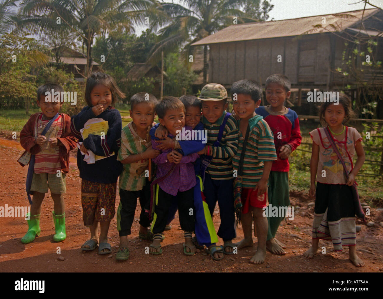 Les groupe Portrait garçon fille frère sœur sourire regarder regarder en plein air nature hut Luang Nam Ta palm Laos Asie du sud-est Banque D'Images