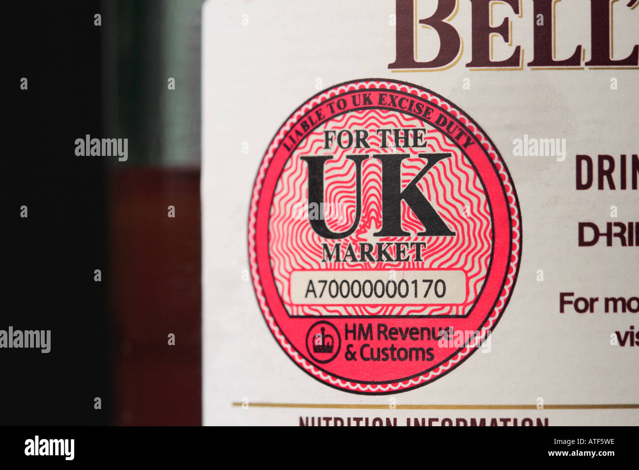 Les recettes des droits d'impôt britannique logo sur bouteille de whisky Banque D'Images