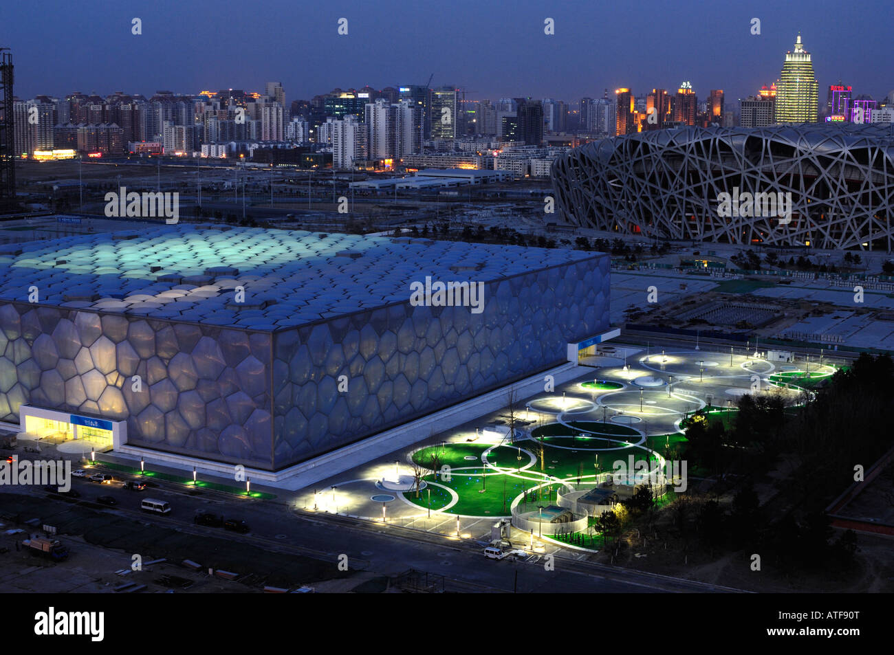 Centre national de natation et Stade national pour les Jeux Olympiques de Beijing 2008 au crépuscule. 27-Feb-2008 Banque D'Images Centre national de natation et Stade national pour les Jeux Olympiques de Beijing 2008 au crépuscule. 27-Feb-2008 Banque D'Images