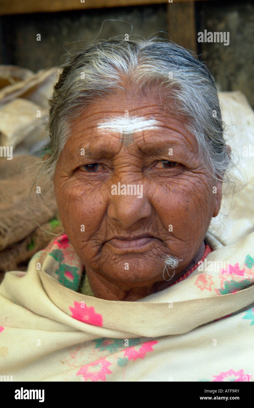 Portrait de femme au village indien marché ooty hill station sud de l'Inde Banque D'Images