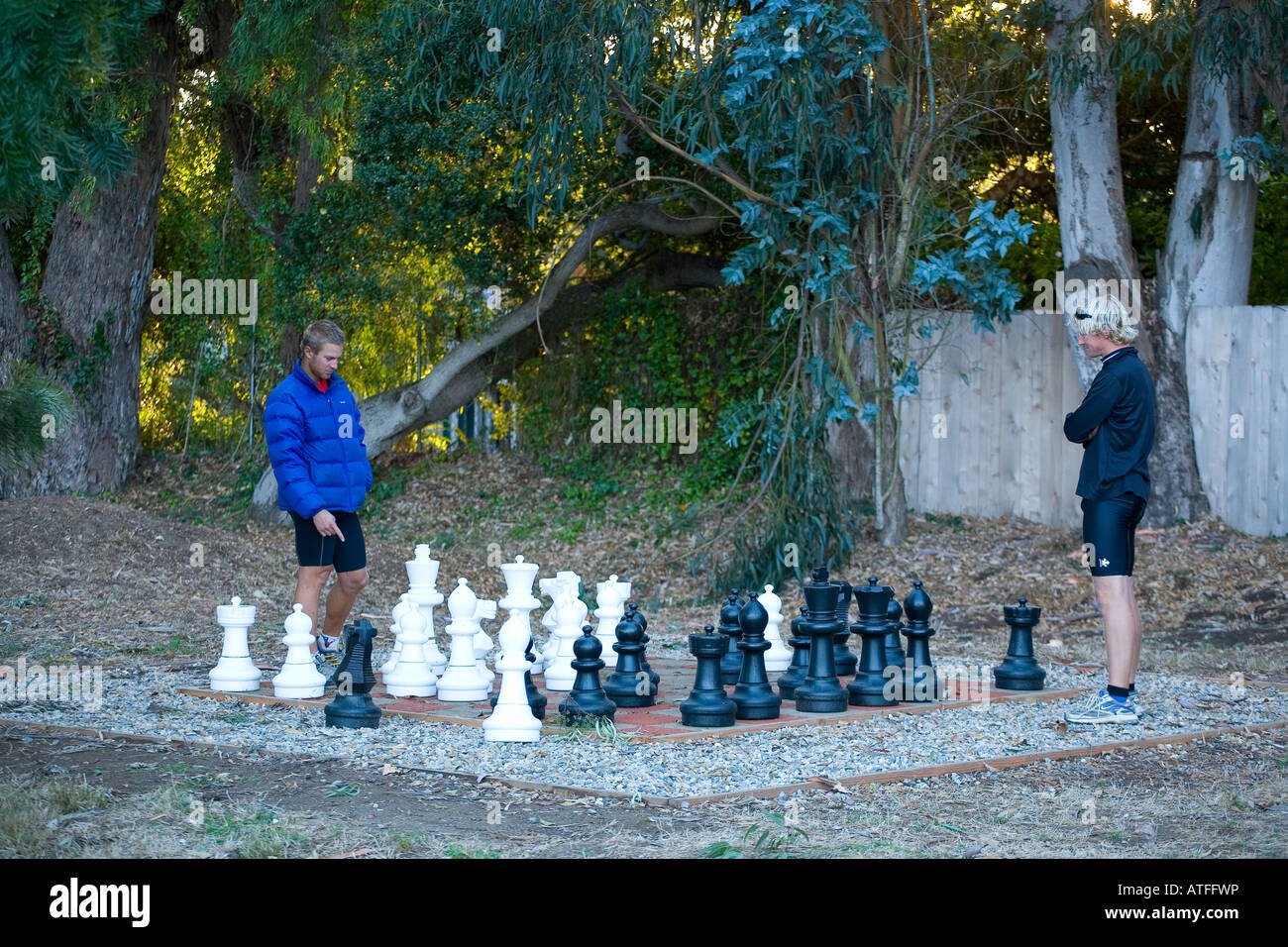 Deux hommes jouent aux échecs avec un grand jeu d'échecs Banque D'Images