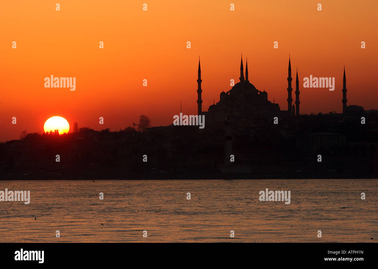 La mosquée bleue, Istanbul,Turquie, vu que depuis le Bosphore au coucher du soleil Banque D'Images