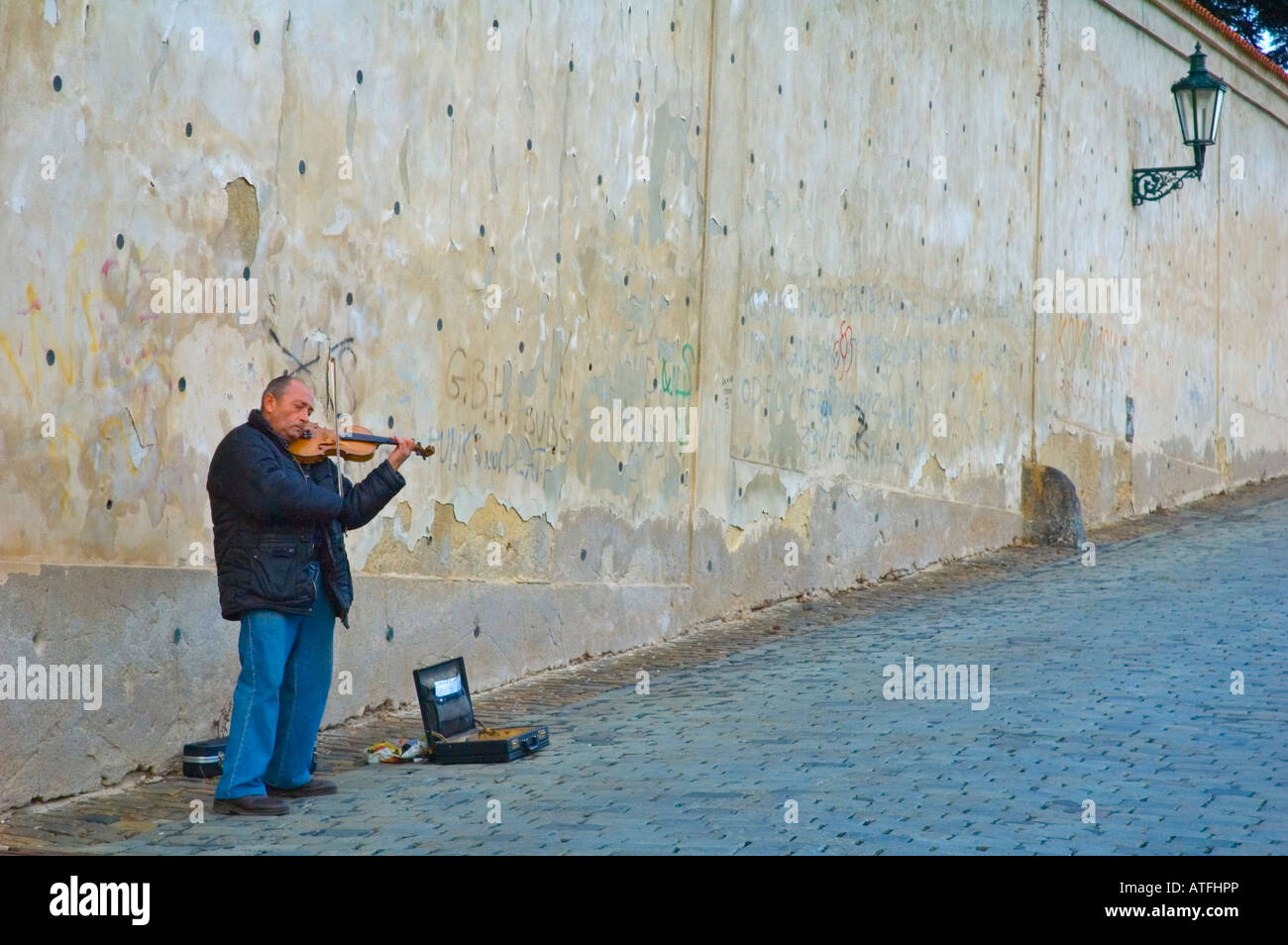 Musicien ambulant dans la rue menant à Hrad le château de Prague République Tchèque Banque D'Images